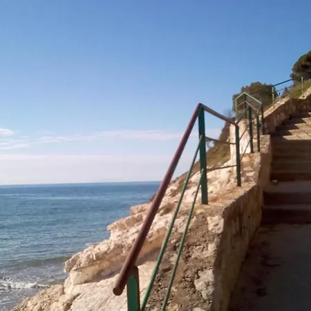 Escaliro Pins Appartement *